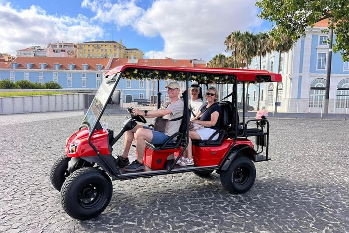 skupina lidí jedoucích v golfovém vozíku