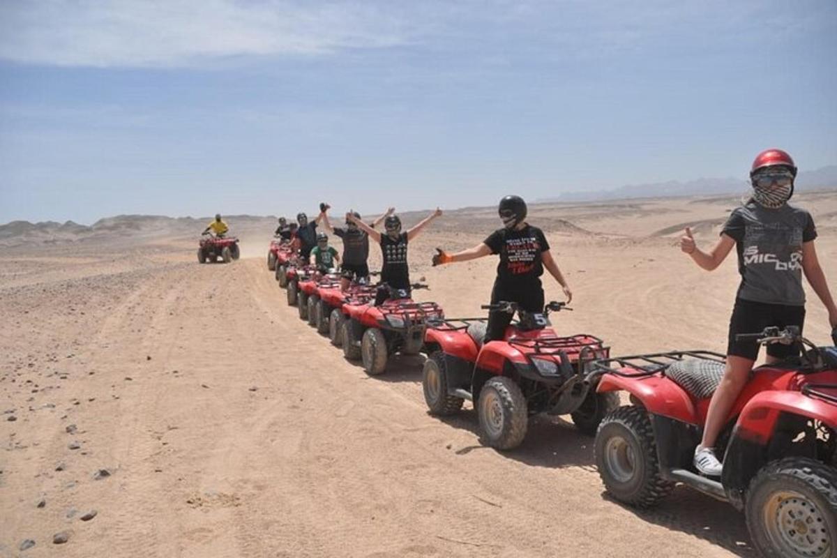 Un grupo de personas en vehículos todo terreno en el desierto.