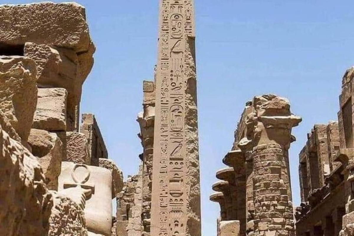 vysoký obelisk v budově vedle sochy