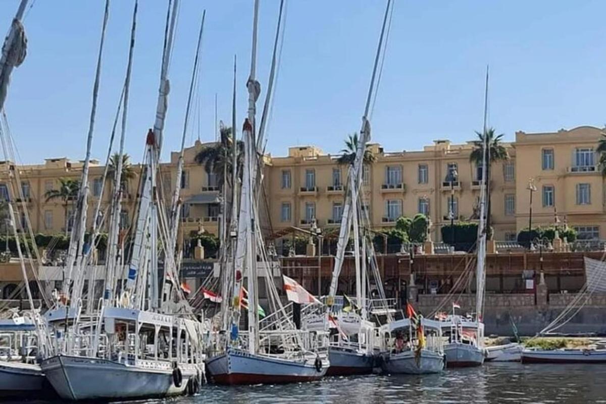 Un grupo de barcos están atracados en un puerto