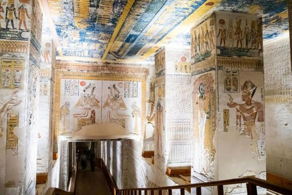 una habitación con pinturas en las paredes de un edificio