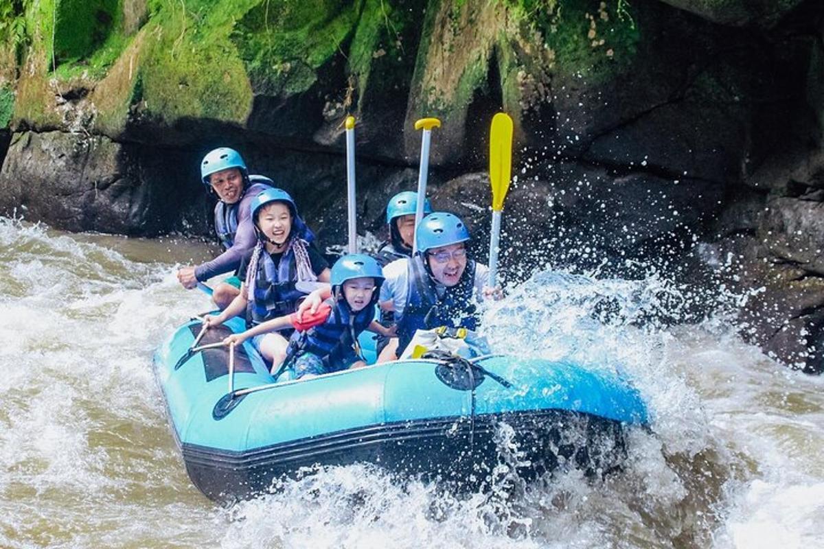 skupina lidí jedoucích na raftu ve vodě