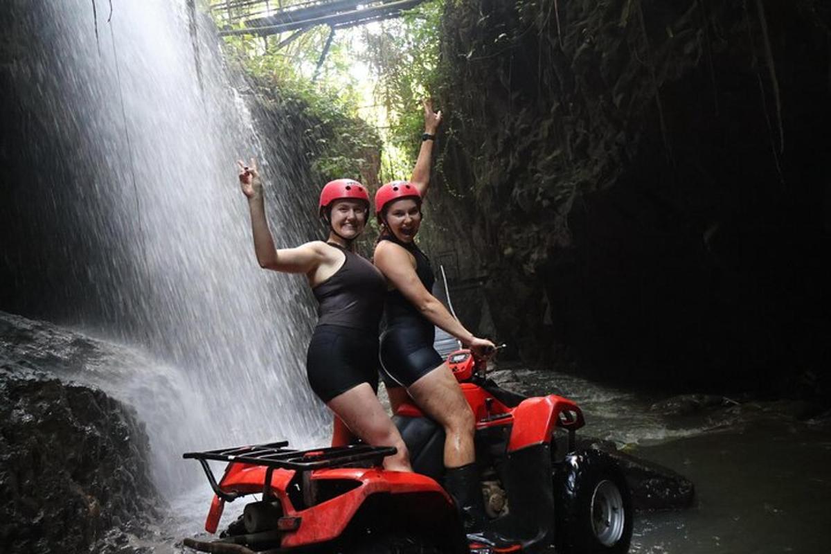un uomo e una donna su una motocicletta davanti a una cascata