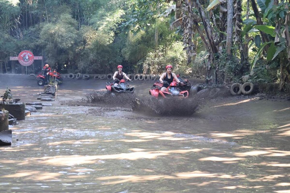 un gruppo di persone in motocicletta che attraversa un fiume