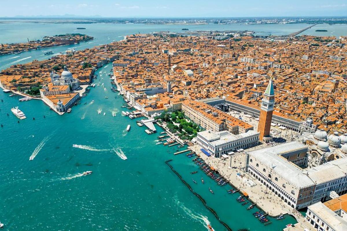 una vista aerea di una città con un porto