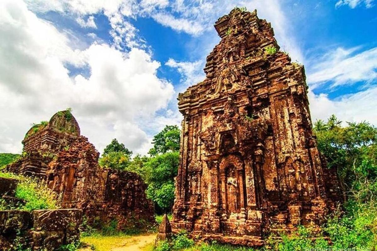 một công trình đá lớn trên con đường đất