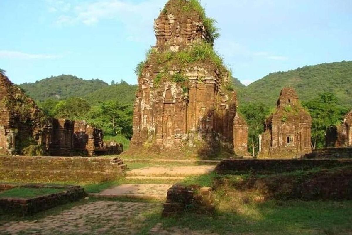 一座巨大的石头建筑，背景是一座山