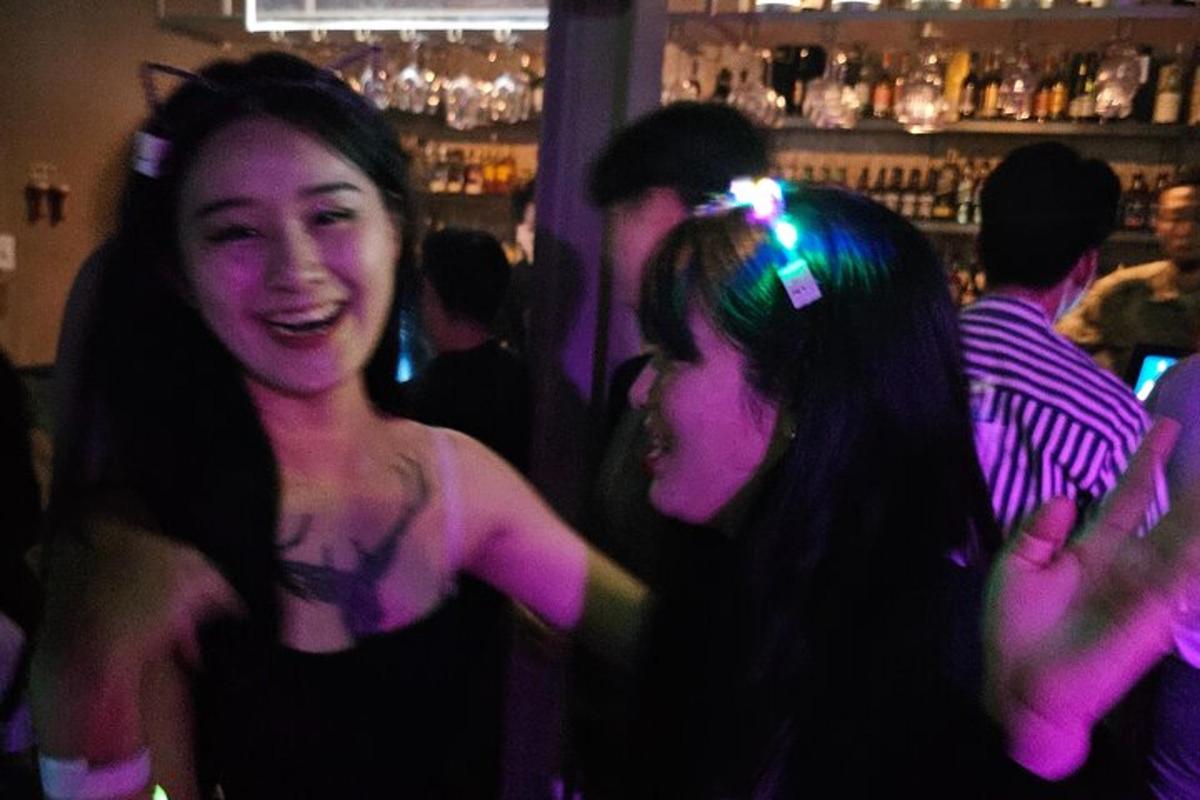 um grupo de pessoas dançando em um bar