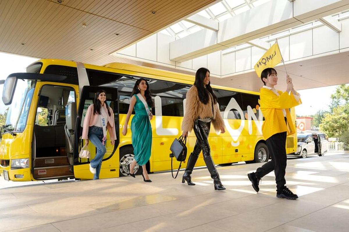 un gruppo di persone che cammina davanti a un autobus giallo