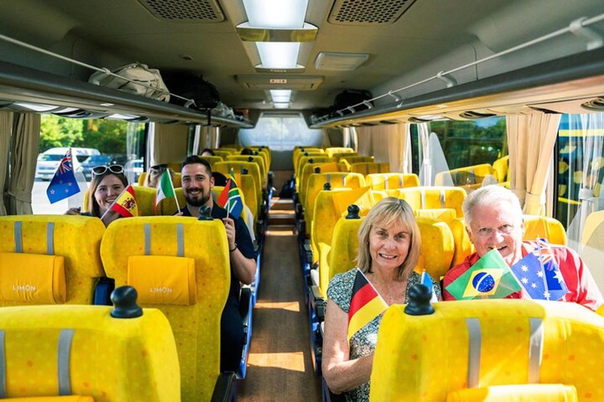 skupina lidí sedících v autobuse