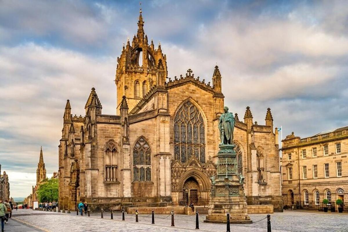 una grande cattedrale con una statua di fronte