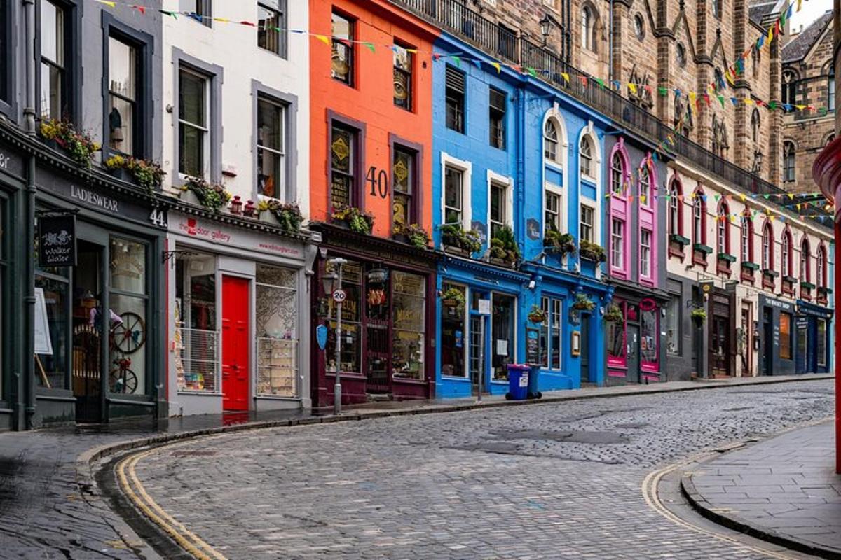 una strada con edifici colorati in una strada cittadina