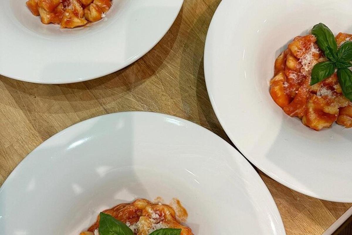 tiga pinggan makanan di atas meja kayu