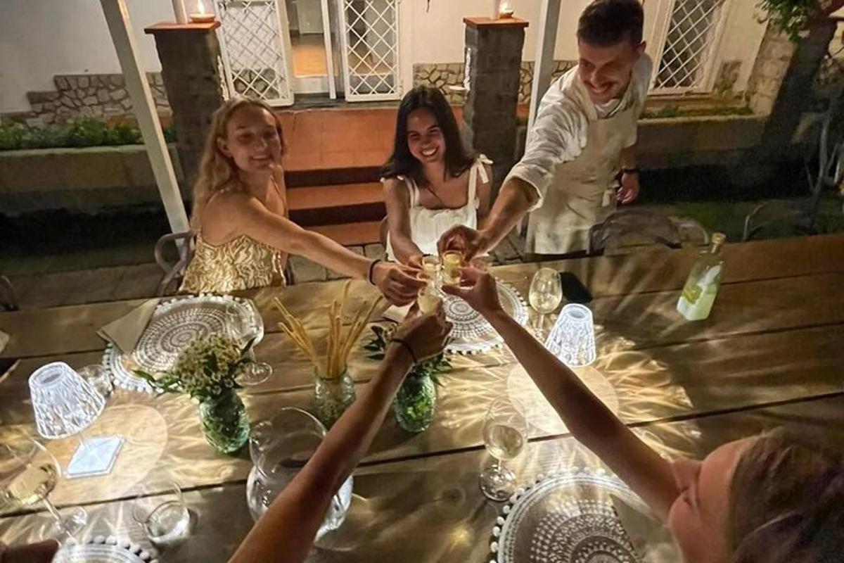 grupp inimesi istub laua ümber prillidega