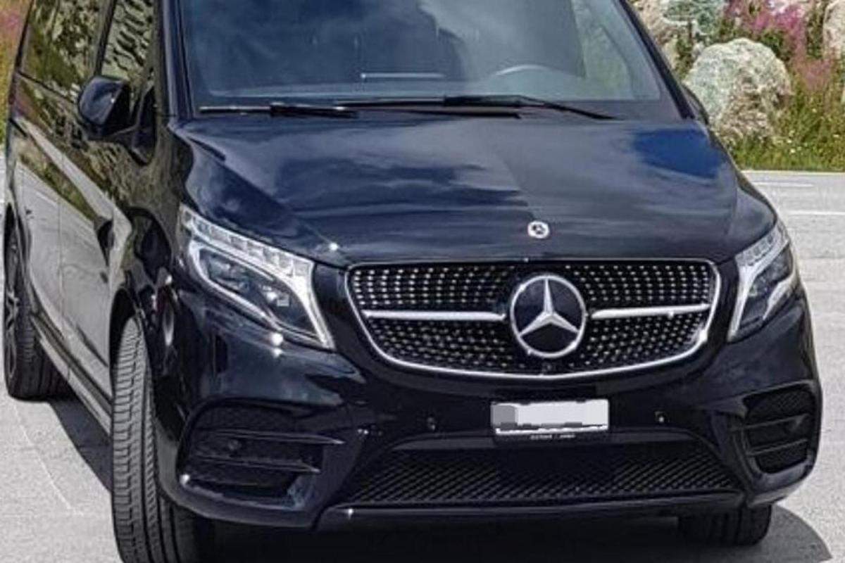 một chiếc xe màu đen đỗ trong bãi đậu xe