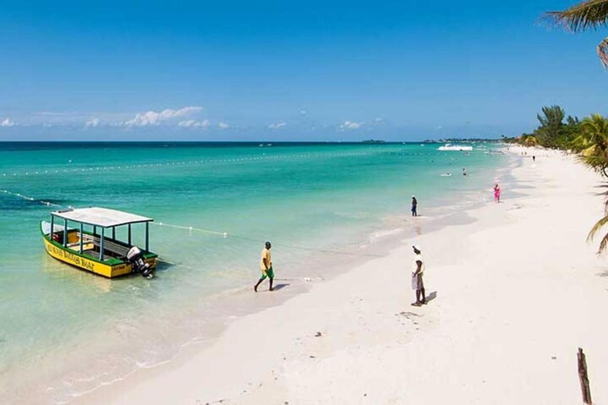 una barca su una spiaggia con delle persone a bordo