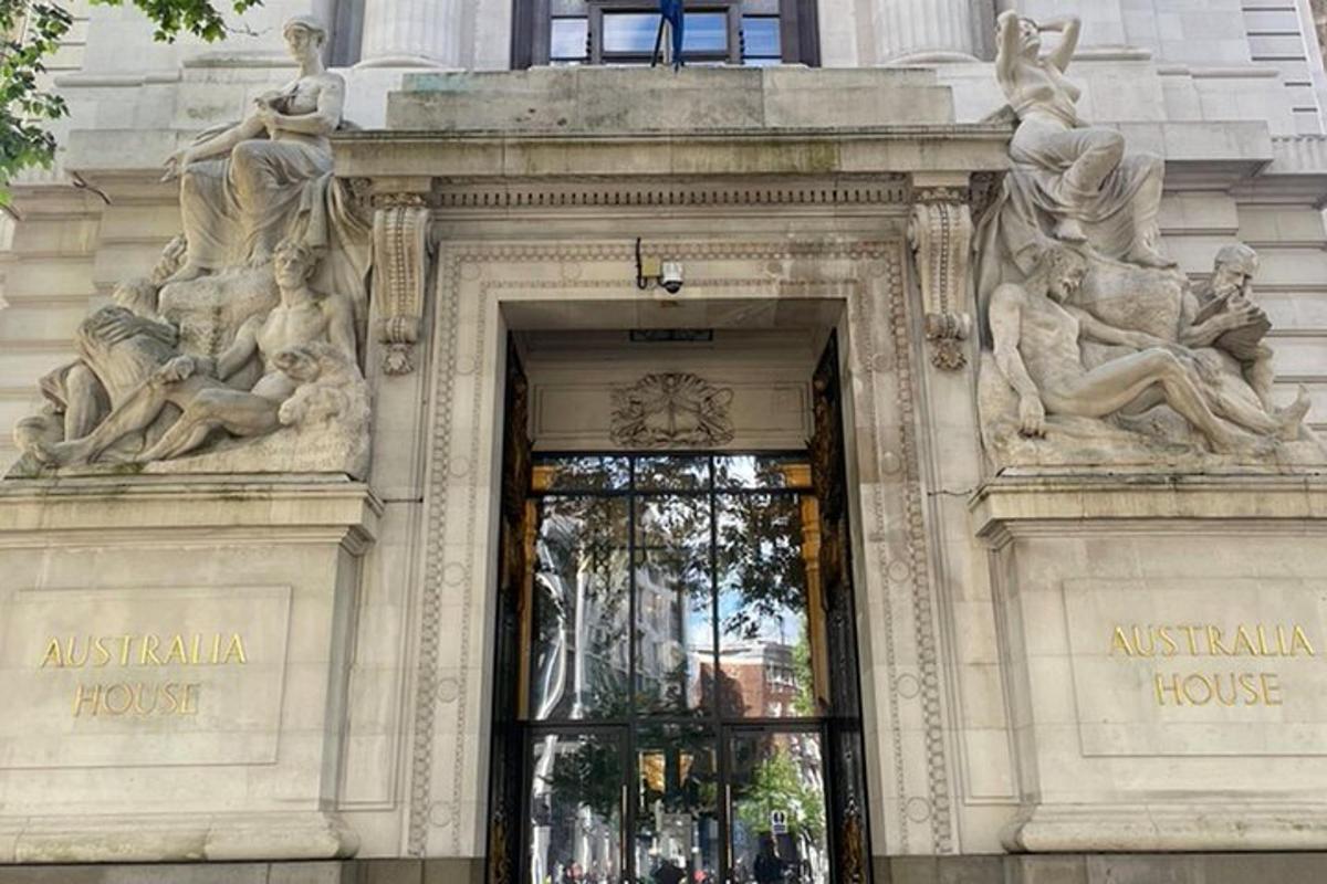 un edifici amb una porta amb estàtues