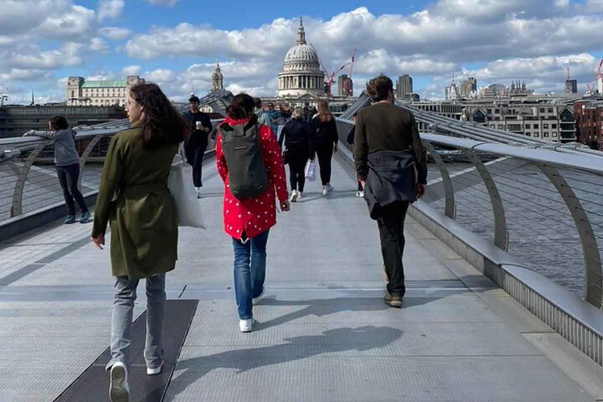 un grup de persones caminant per un pont