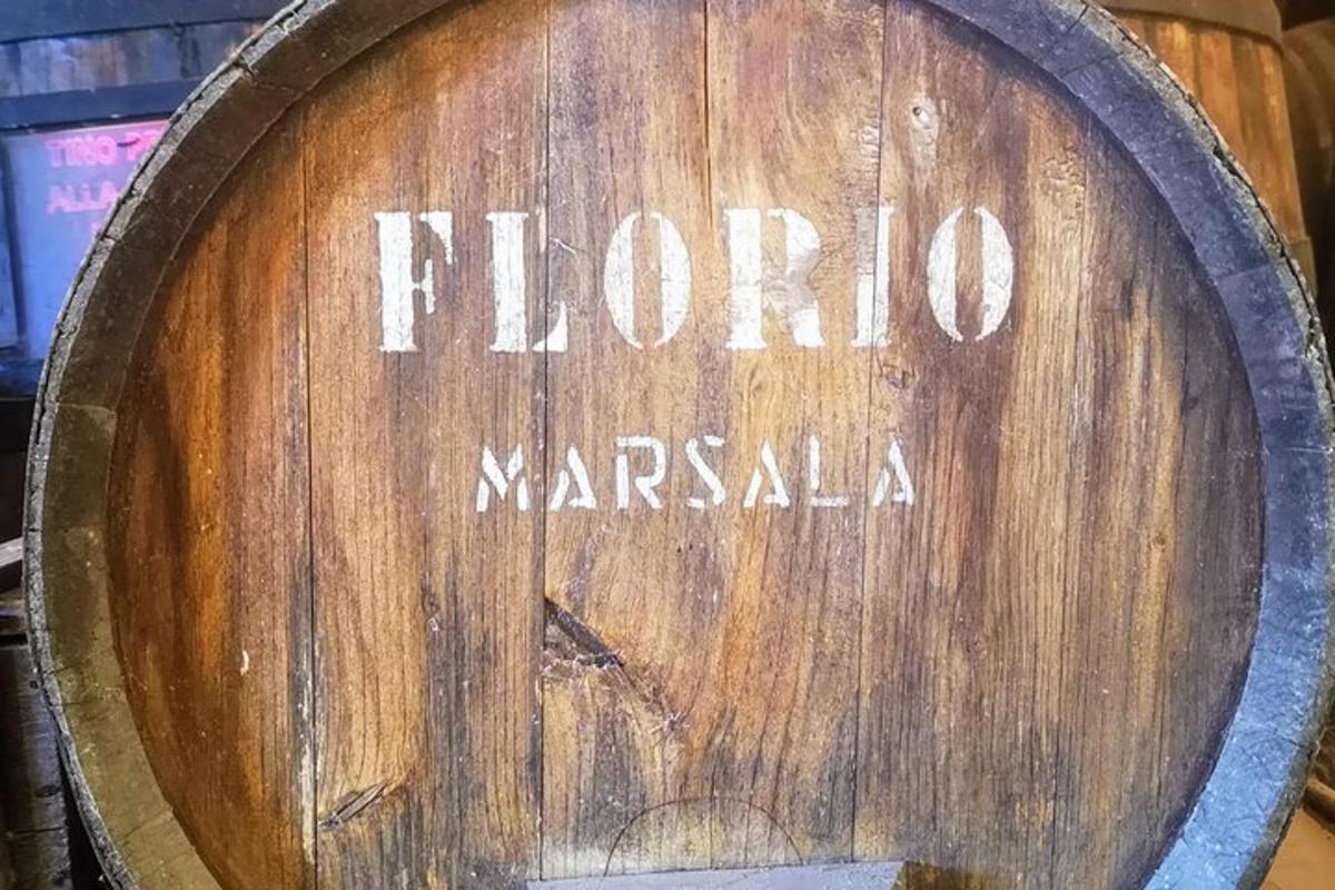 egy fahordó, amelyre a „frio maracas” szavak vannak írva