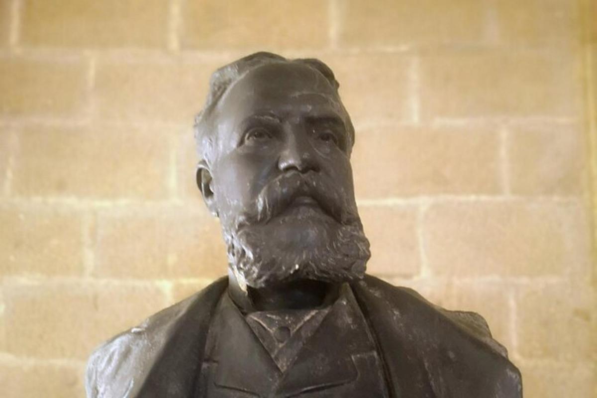 o statuie a unui bărbat cu barbă