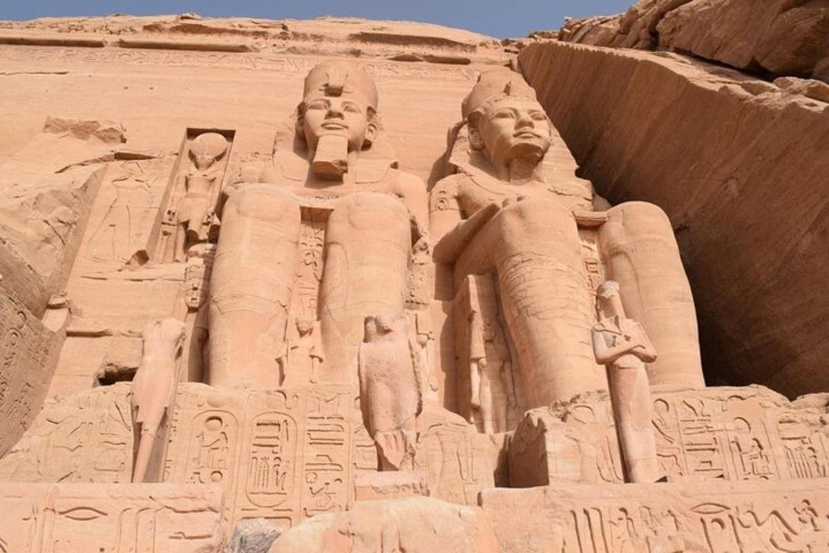uma grande estátua de duas pessoas no deserto