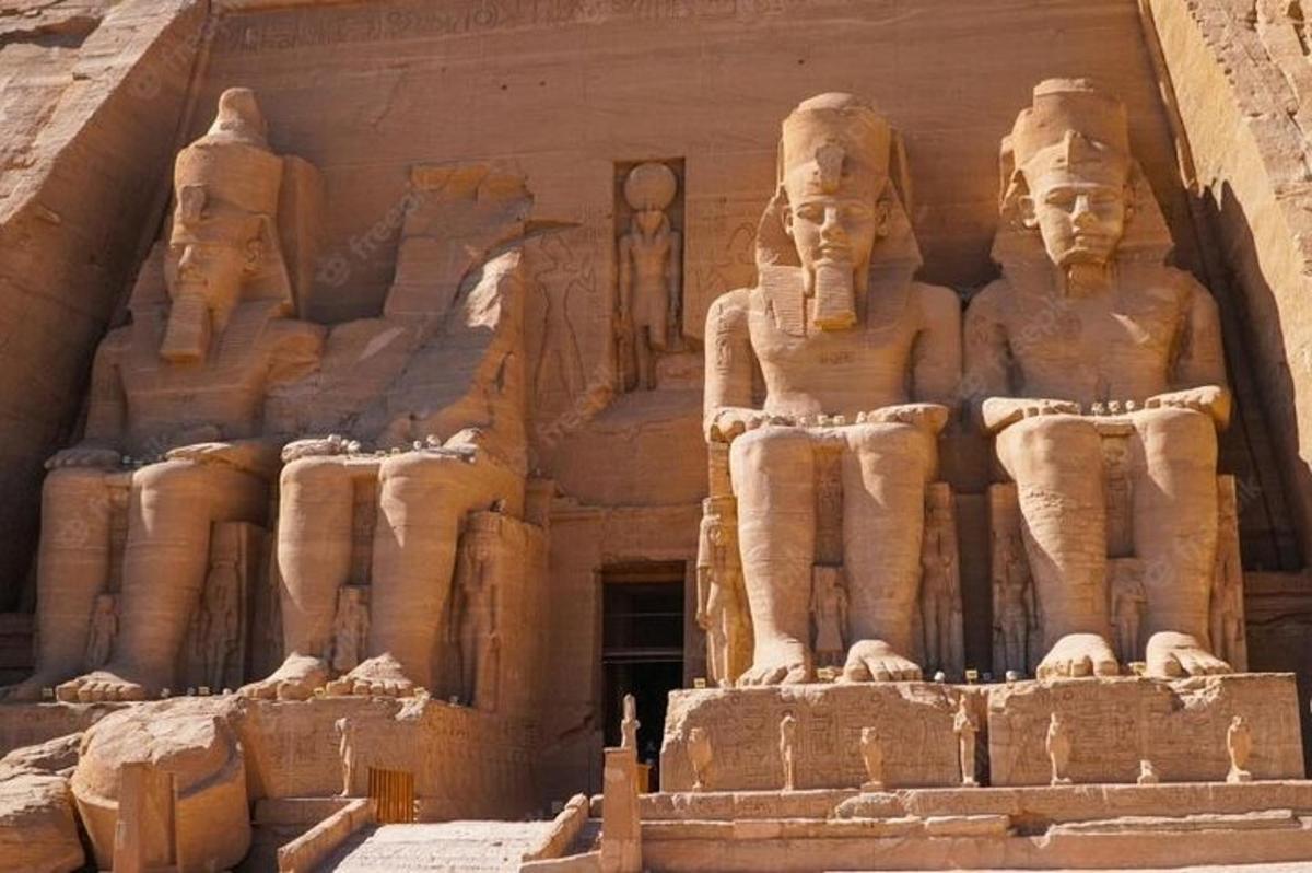 Un templo con estatuas a los lados.
