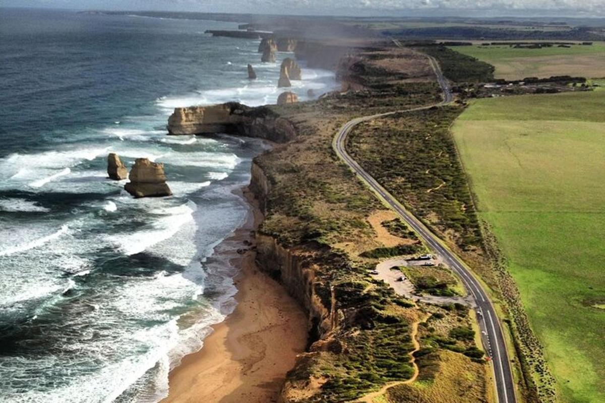 una vista aerea dell'oceano con una strada