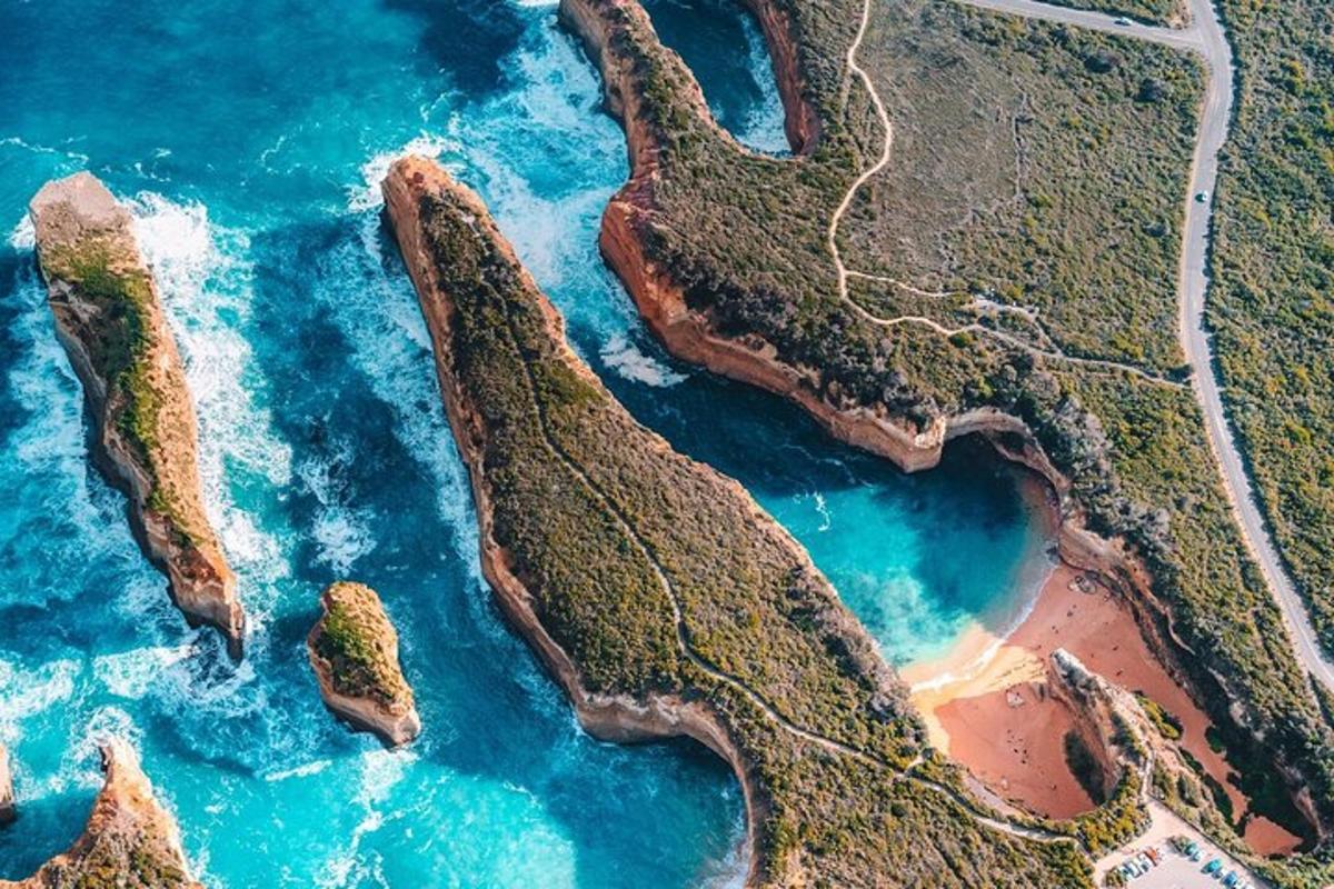 una vista aerea dell'oceano con rocce e acqua