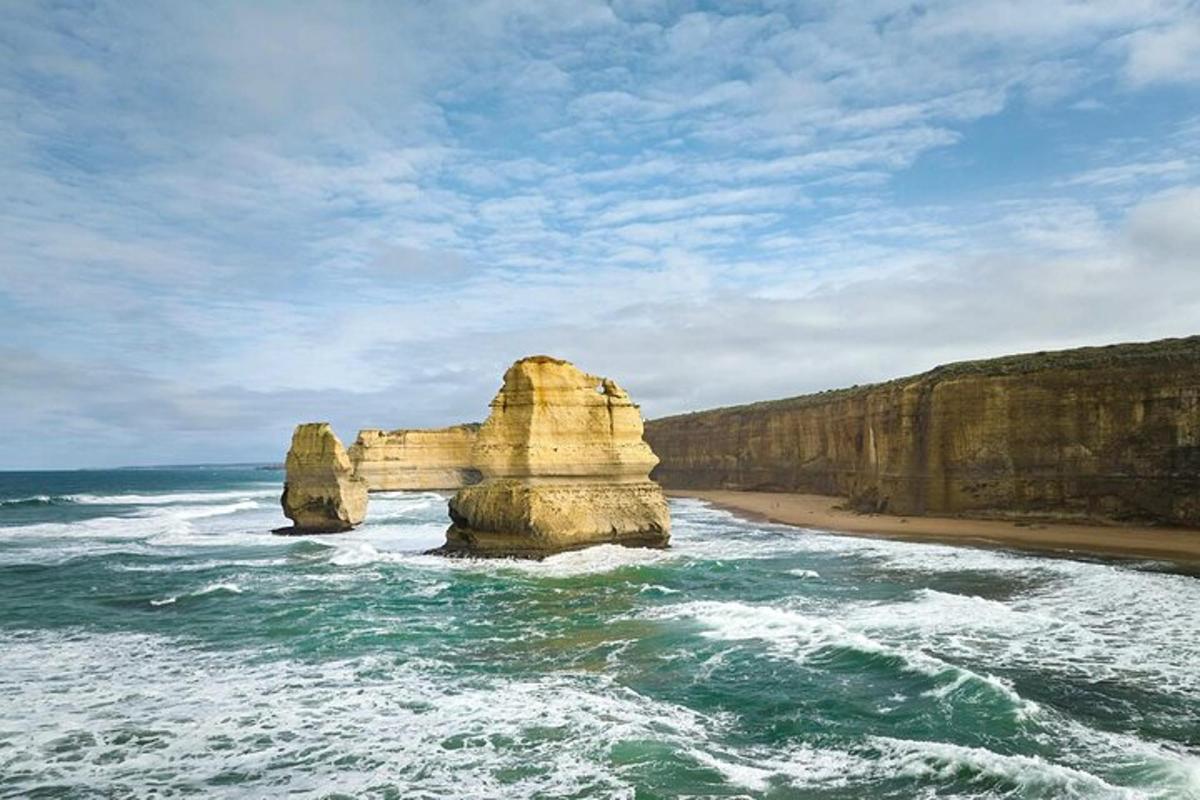 batu besar di lautan bersebelahan pantai