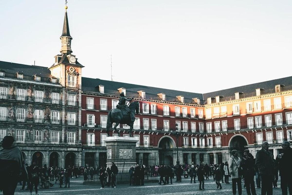un grande edificio con una statua di fronte