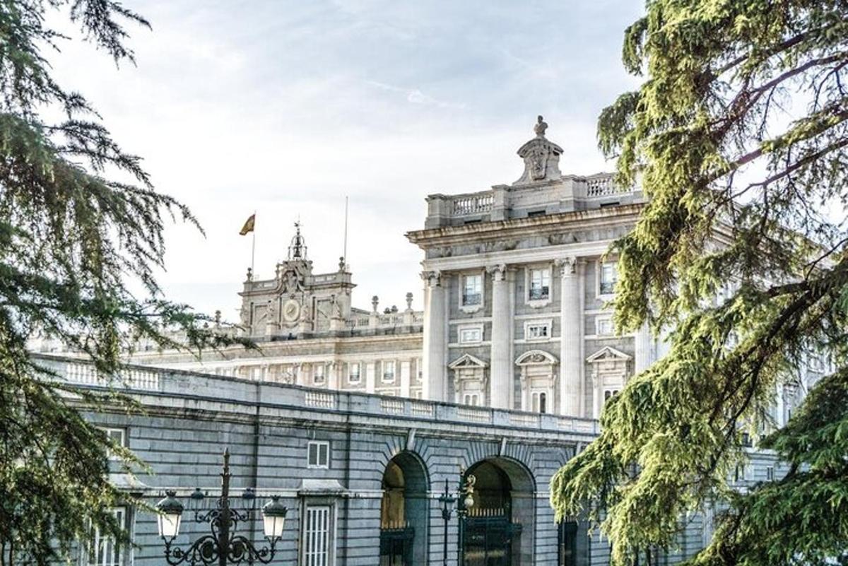 un edificio con una bandiera in cima