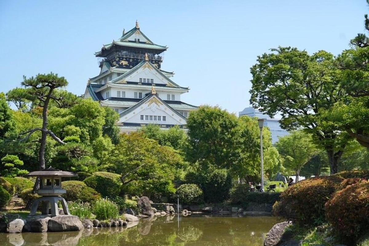 ein großes weißes Gebäude mit einem Uhrenturm in einem Park
