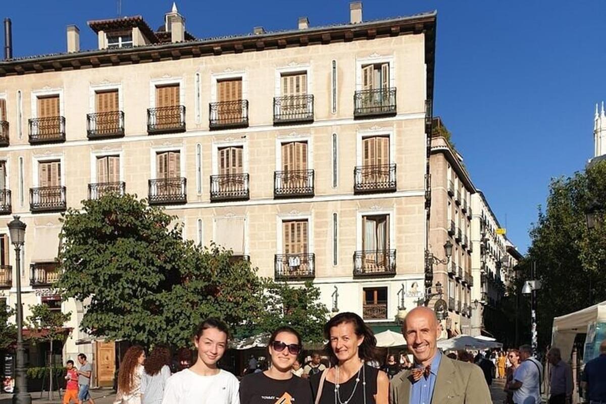un gruppo di persone in piedi davanti a un edificio