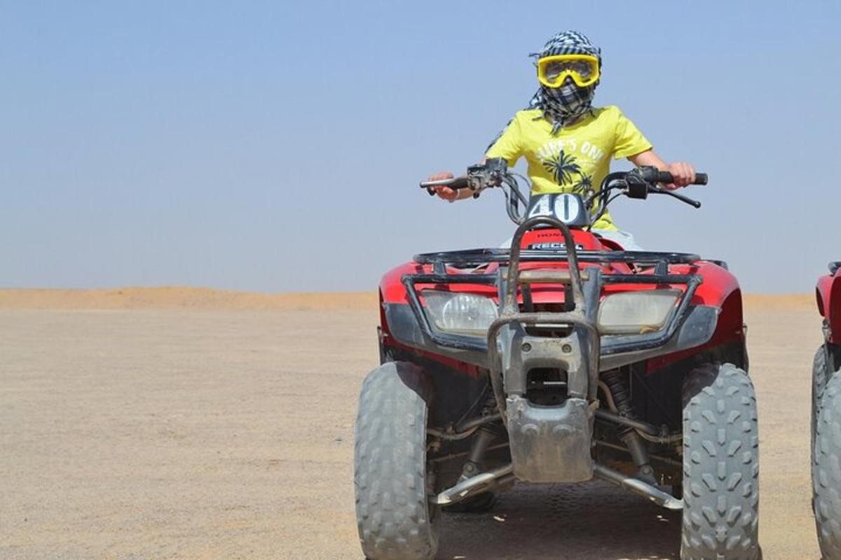 ein Mann auf einem Quad in der Wüste