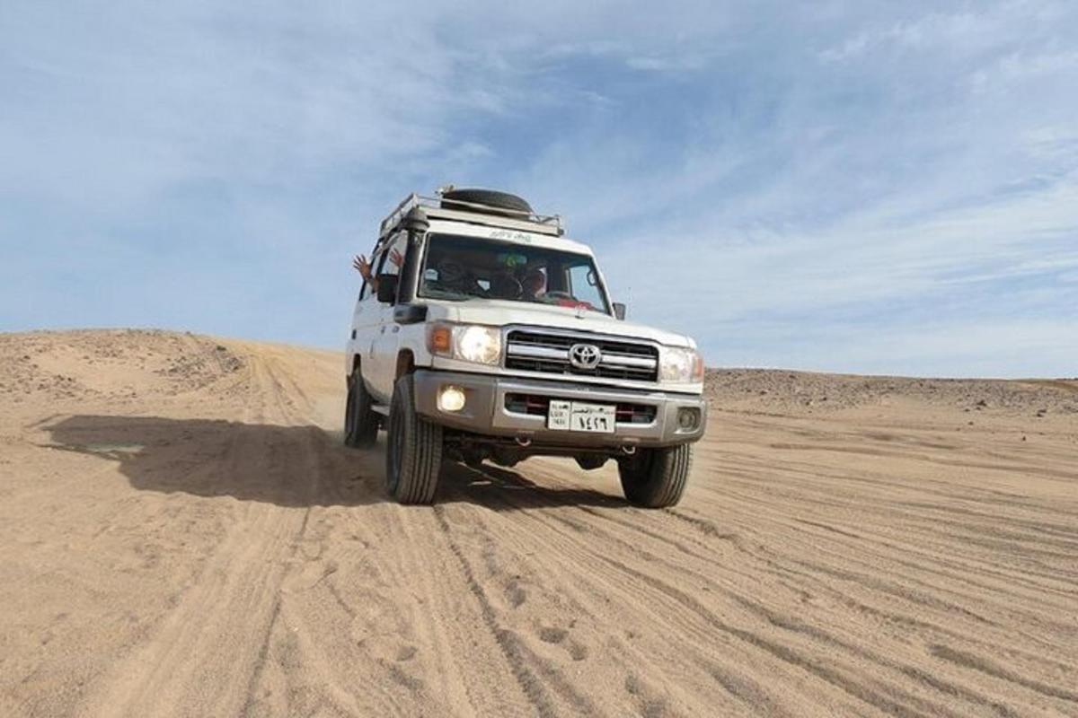 un camión blanco circulando por un camino de tierra