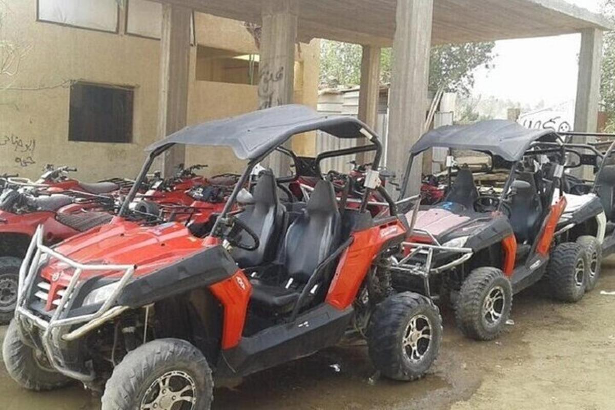 μια ομάδα τεσσάρων ATV παρκαρισμένων δίπλα σε ένα κτίριο