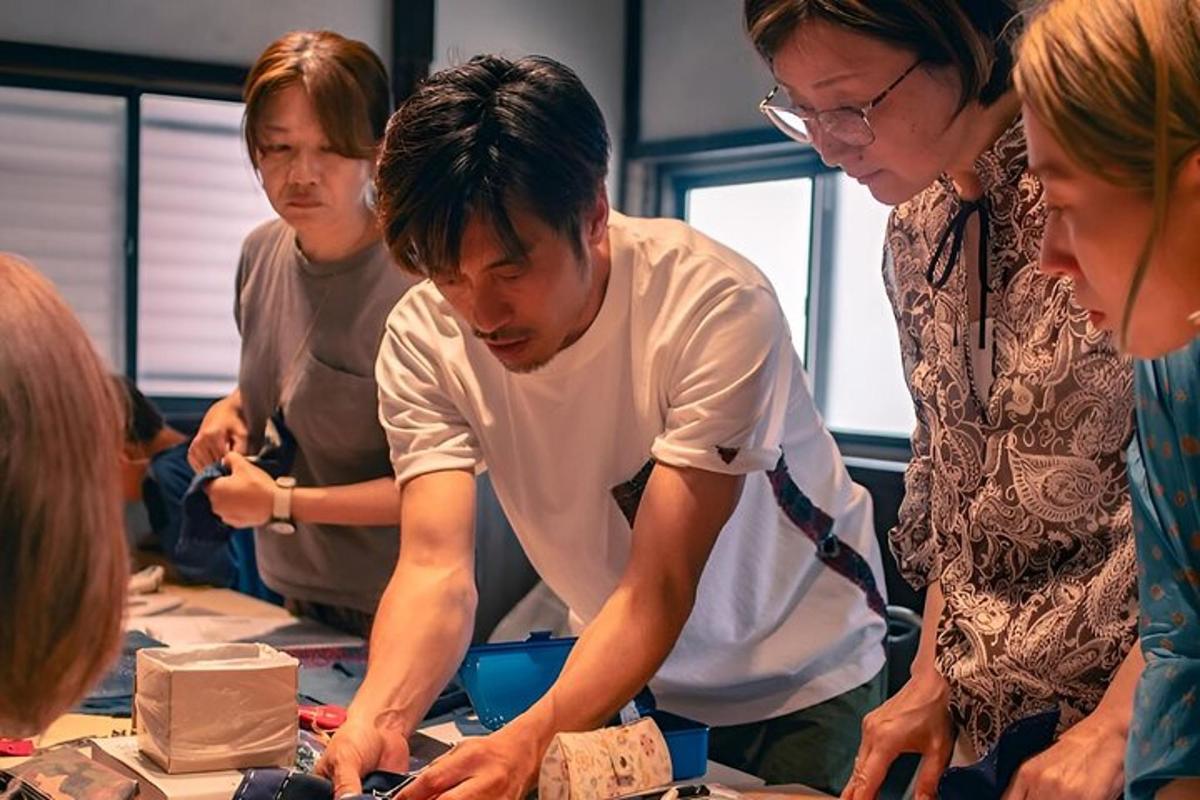 一群人围坐在桌子旁