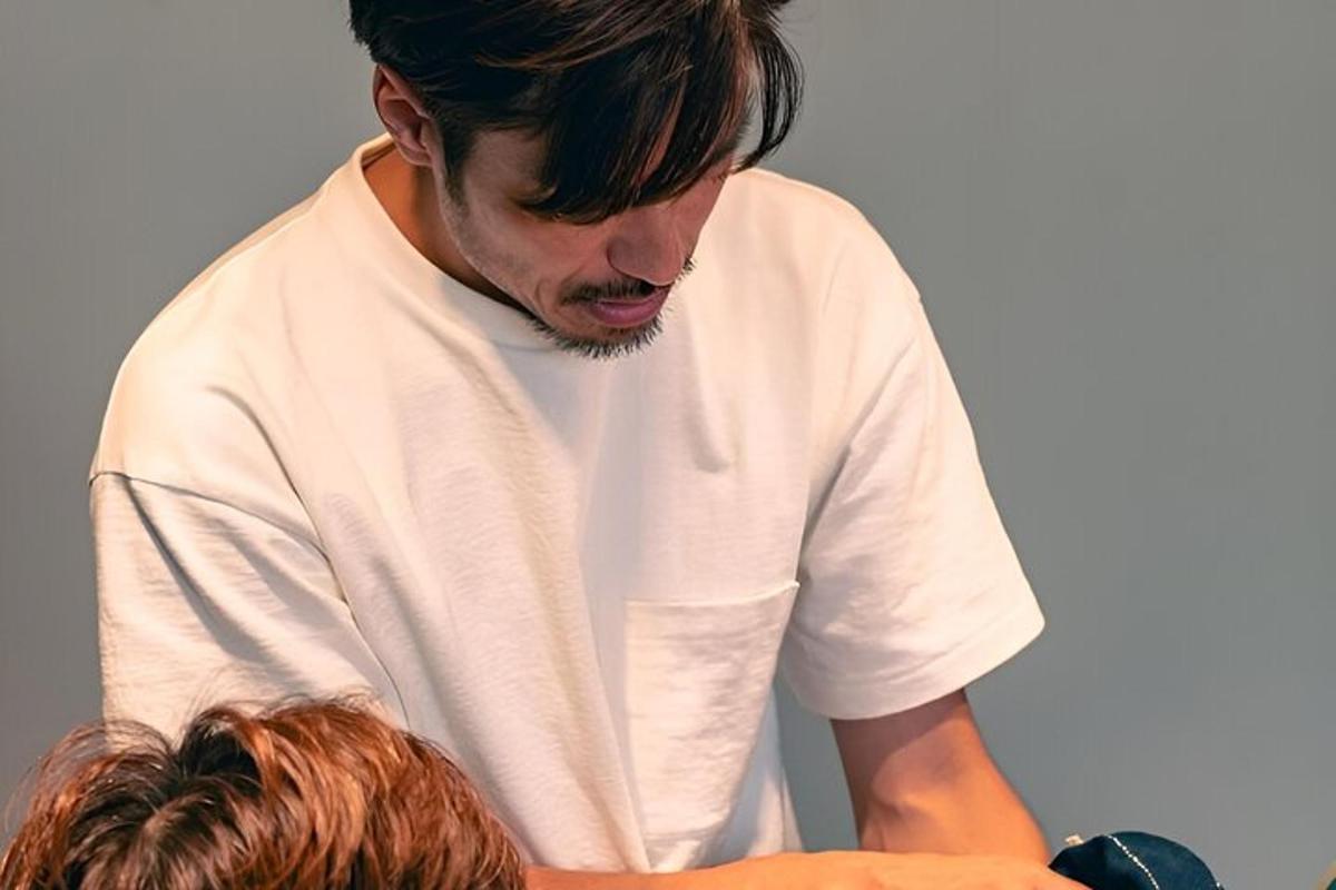 un home amb camisa blanca mirant una persona