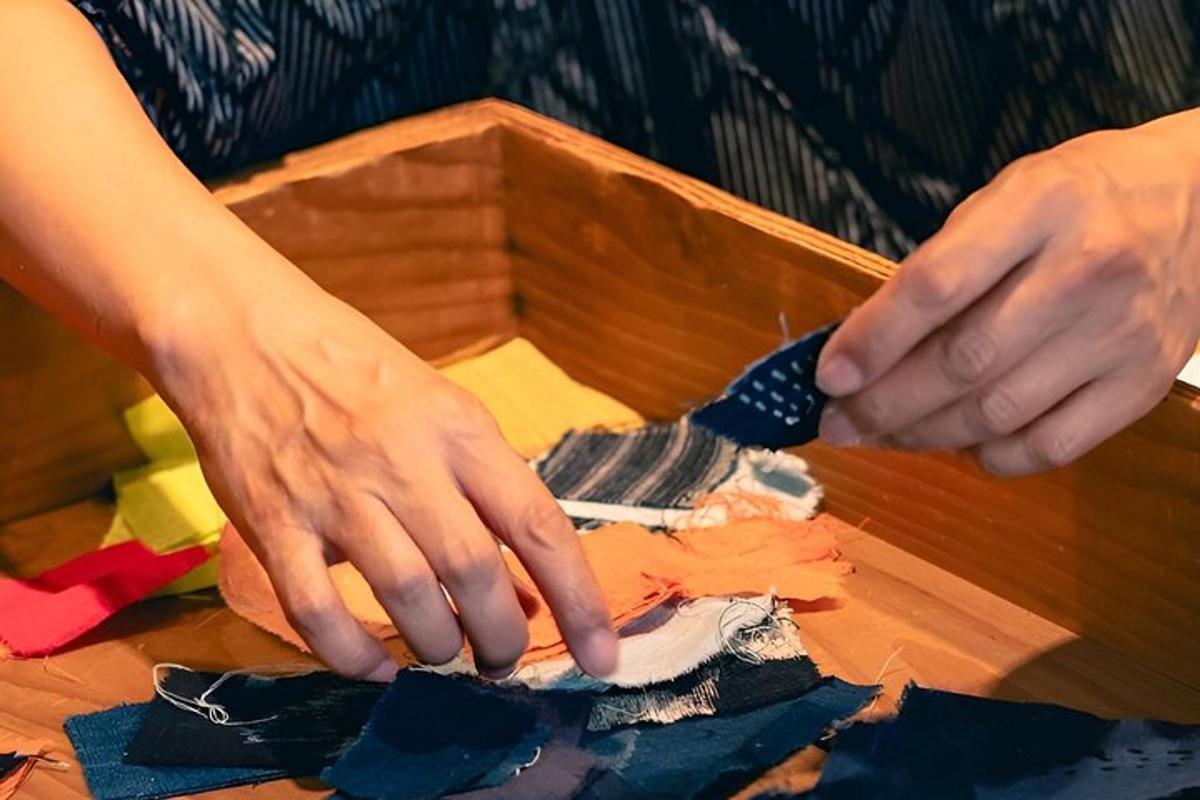 uma pessoa cortando um pedaço de papel sobre uma mesa