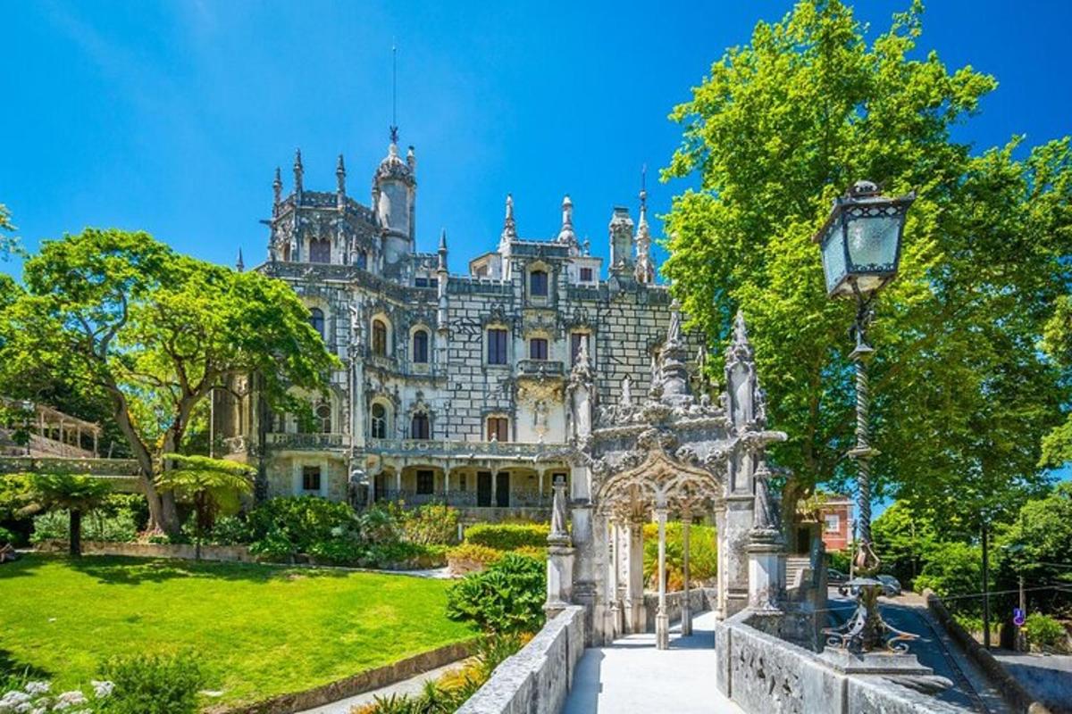 một tòa nhà cũ có một khu vườn ở phía trước