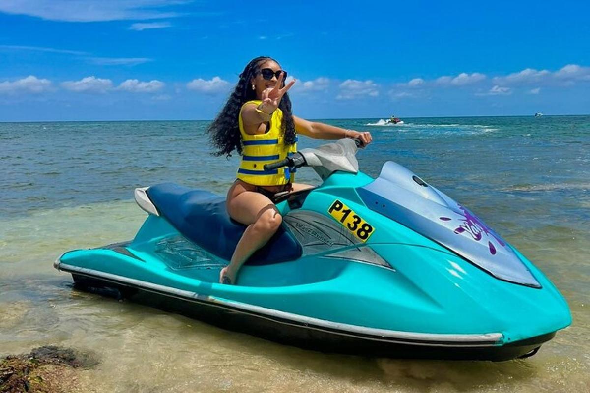 Egy nő jetski-n ül a tengerparton