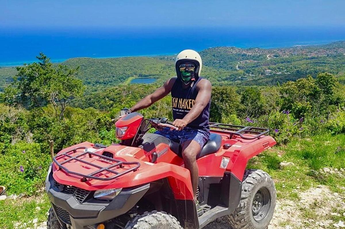 un home amb una màscara assegut en un quad