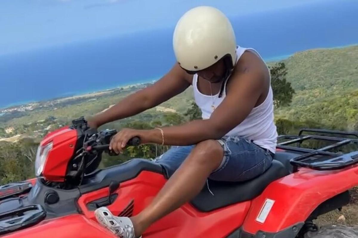 una donna seduta in cima a una motocicletta rossa