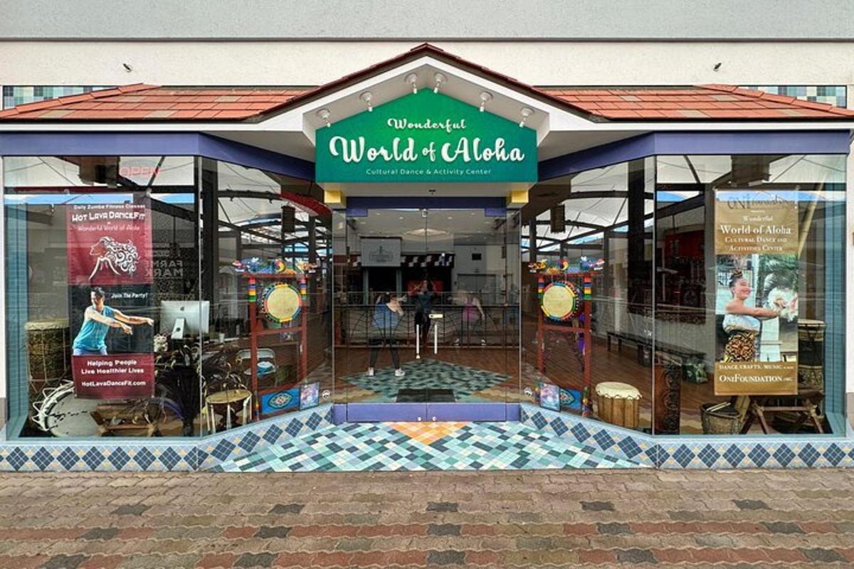 テーブルと椅子が置かれたショッピングモールの店先