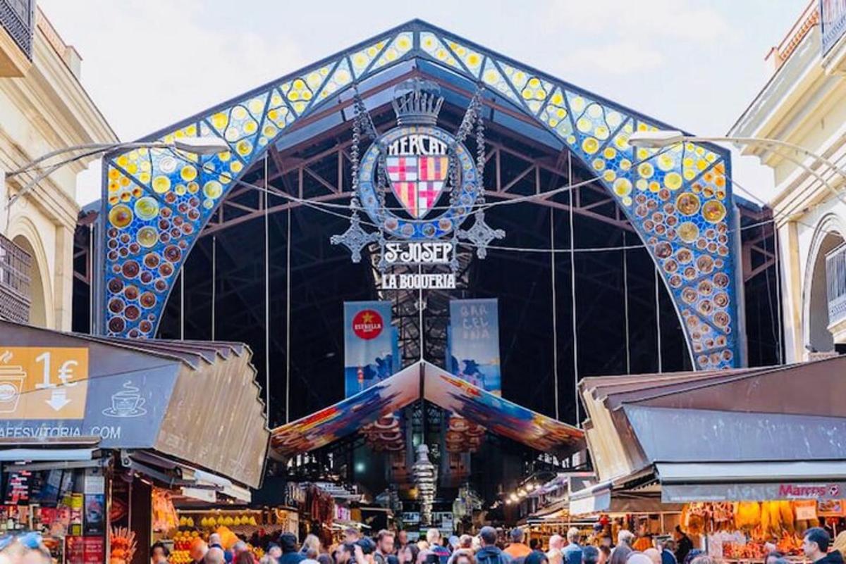 množica ljudi, ki se sprehaja po tržnici