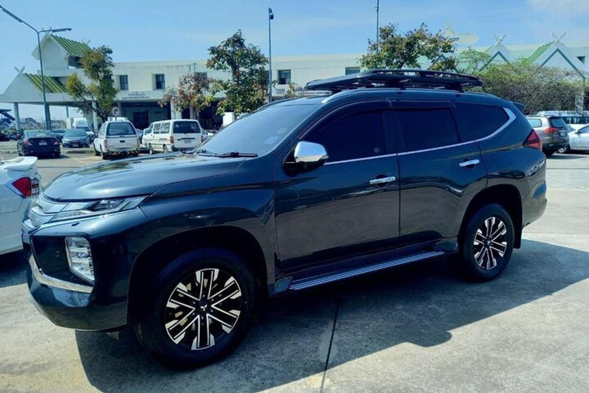 一辆蓝色 SUV 停在停车场