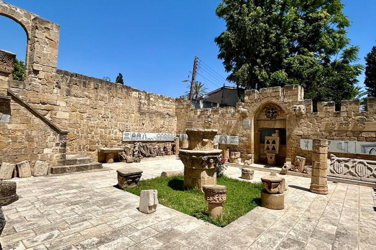 un cortile con un muro di pietra e una fontana di pietra