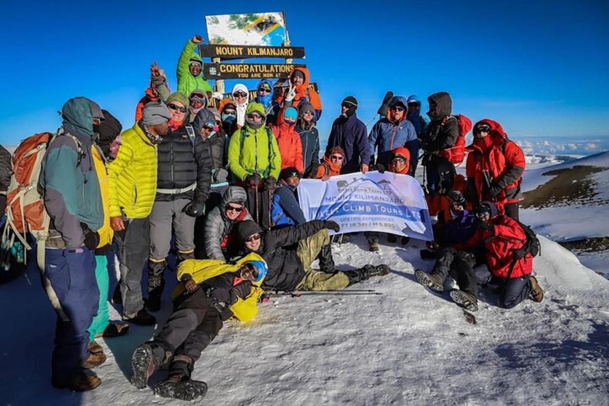 sekelompok orang yang berdiri di atas gunung