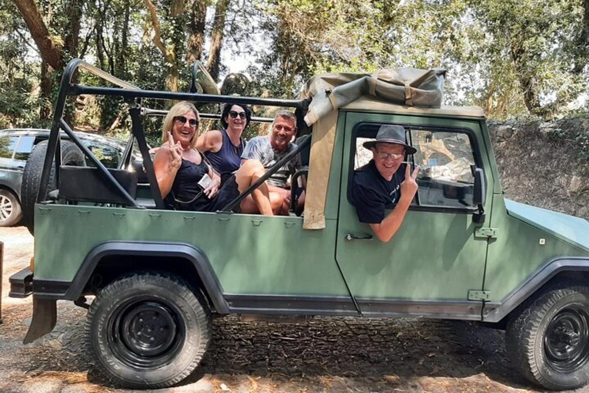 Un grupo de personas viajando en un jeep verde
