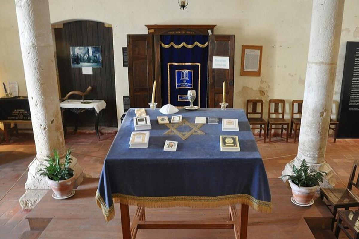 herbergi með borði með bláum dúk